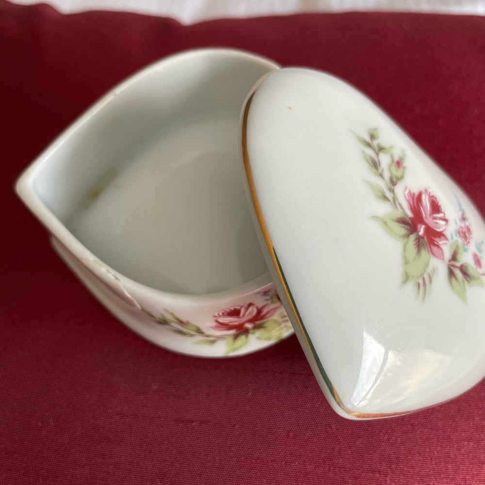 Leart Heart-Shaped Porcelain Trinket Box with Floral Rose Design